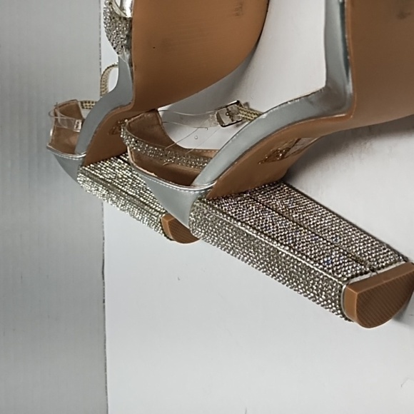 Elegant Silver Heels with Rhinestone Detailing - Picture 7 of 9